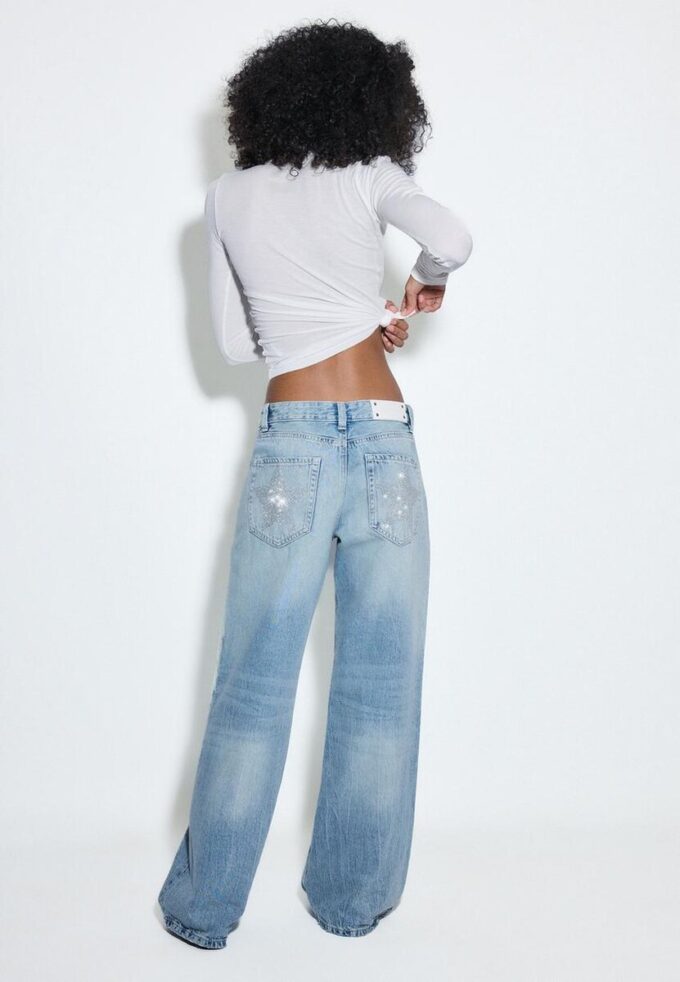 Jeans de talle bajo y pierna Wide Leg con detalle de estrella Jeans de talle bajo y pierna Wide Leg con detalle de estrella
