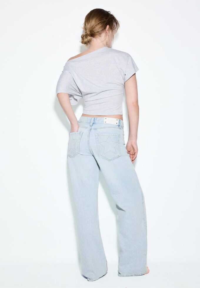 Jeans de talle bajo y pierna Wide Leg con detalle de estrella Jeans de talle bajo y pierna Wide Leg con detalle de estrella