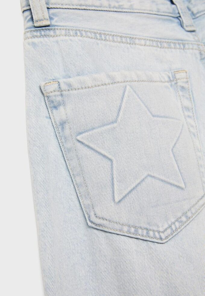 Jeans de talle bajo y pierna Wide Leg con detalle de estrella Jeans de talle bajo y pierna Wide Leg con detalle de estrella