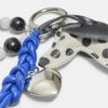 Llavero con charm de perro de lunares