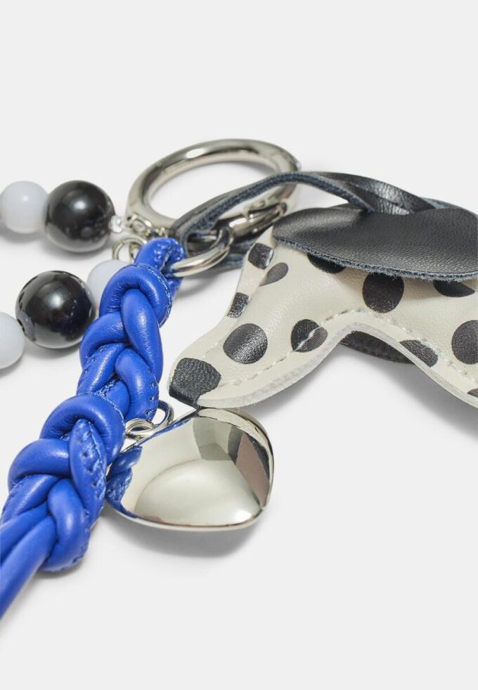 Llavero con charm de perro de lunares