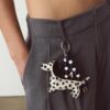 Llavero con charm de perro de lunares