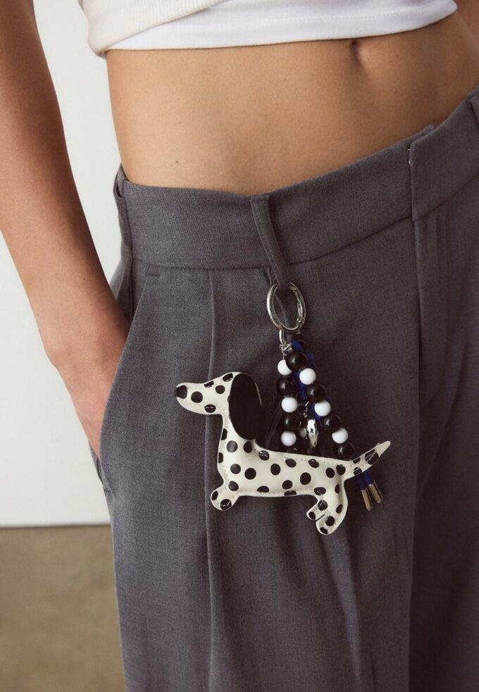 Llavero con charm de perro de lunares