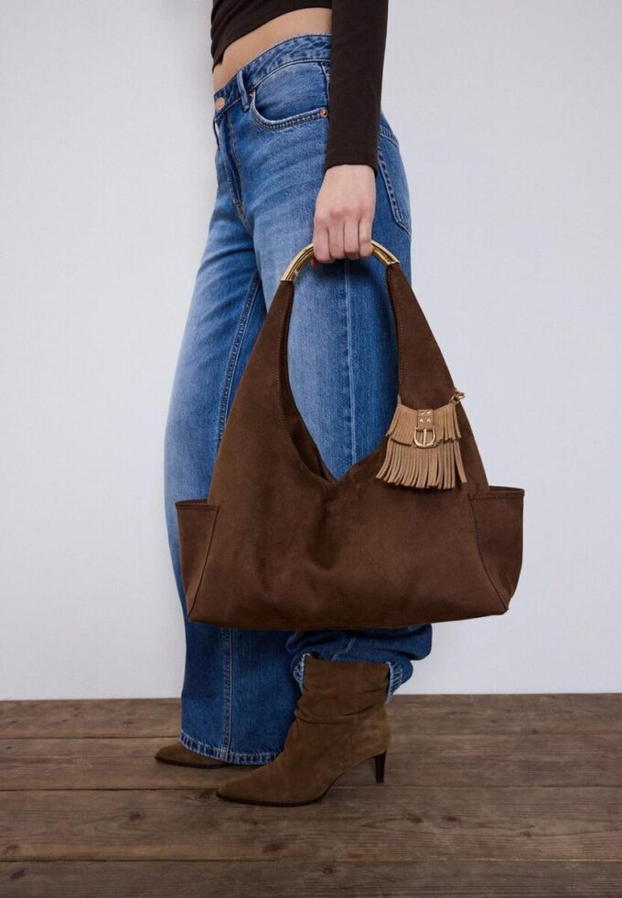 Llavero con charm para bolso con flecos