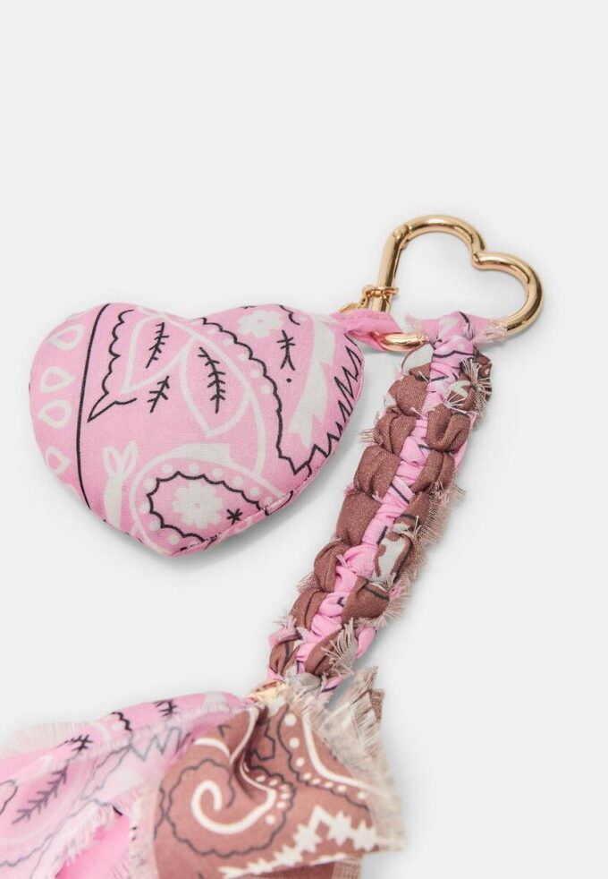 Llavero con colgante de corazón y pañuelo Llavero con colgante de corazón y pañuelo