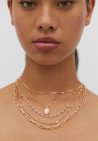Lote de 5 collares con dijes de piedra rosa