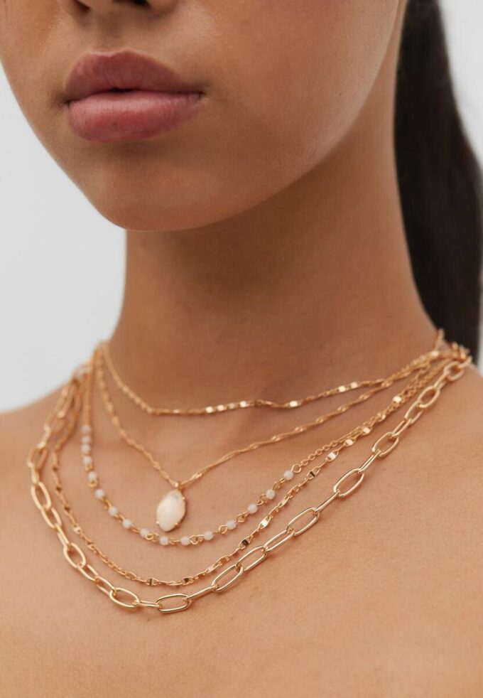 Lote de 5 collares con dijes de piedra rosa