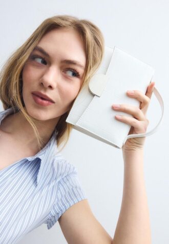 Mini bolso cruzado rígido con efecto coco Mini bolso cruzado rígido con efecto coco