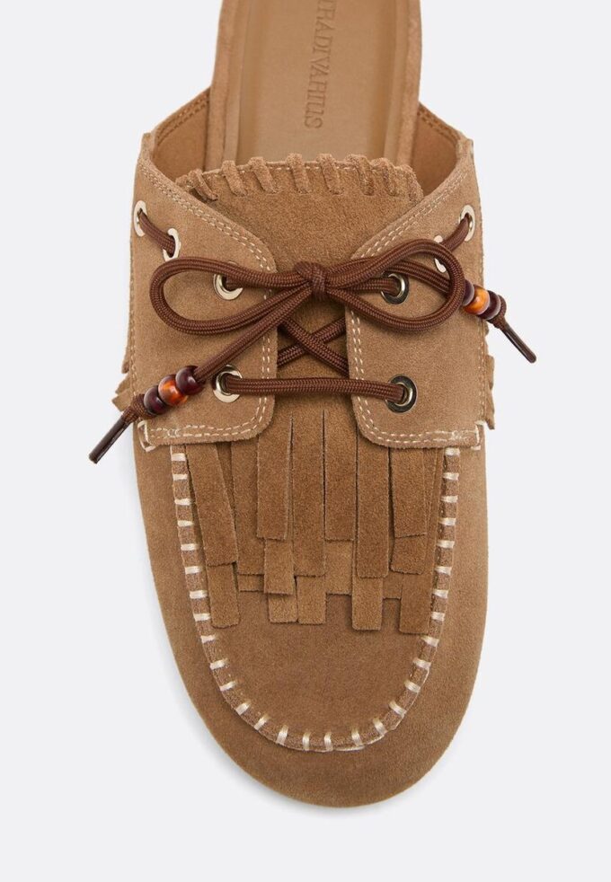Mocasines de piel sin talón con dijes