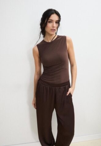 Mono con cuello halter de satén