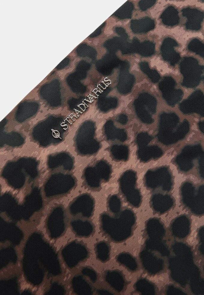 Neceser con estampado de leopardo y cremallera
