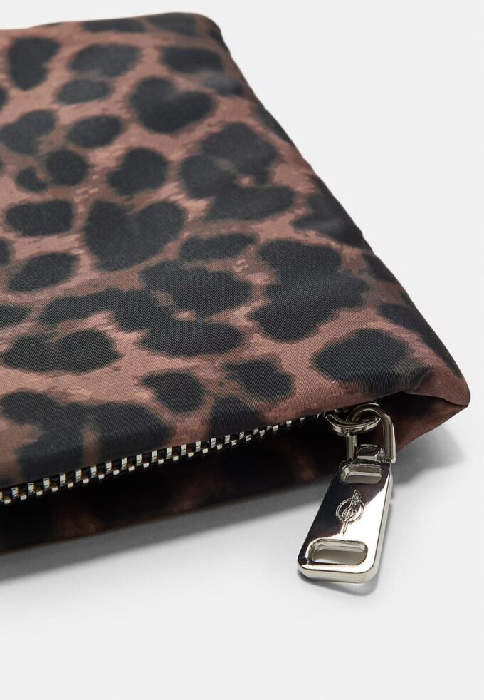 Neceser con estampado de leopardo y cremallera