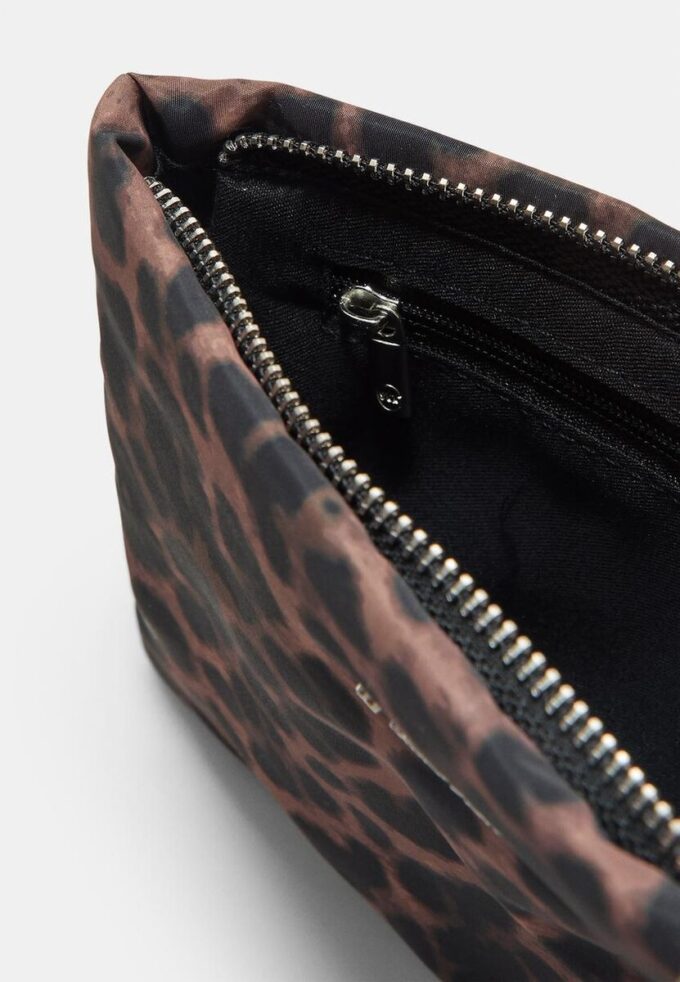 Neceser con estampado de leopardo y cremallera