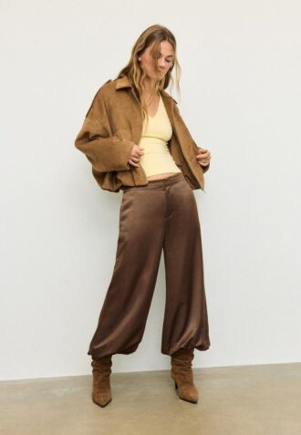 Pantalones acampanados de satén elegantes