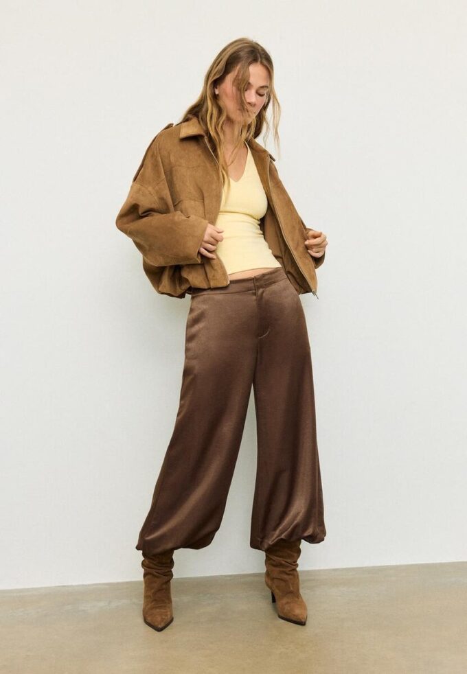Pantalones acampanados de satén elegantes Pantalones acampanados de satén elegantes