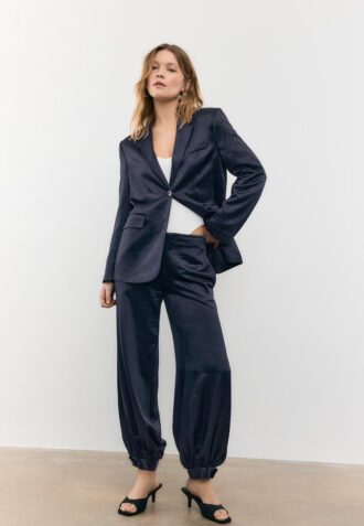 Pantalones acampanados de satén elegantes