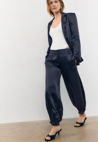 Pantalones acampanados de satén elegantes