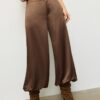 Pantalones acampanados de satén elegantes Pantalones acampanados de satén elegantes