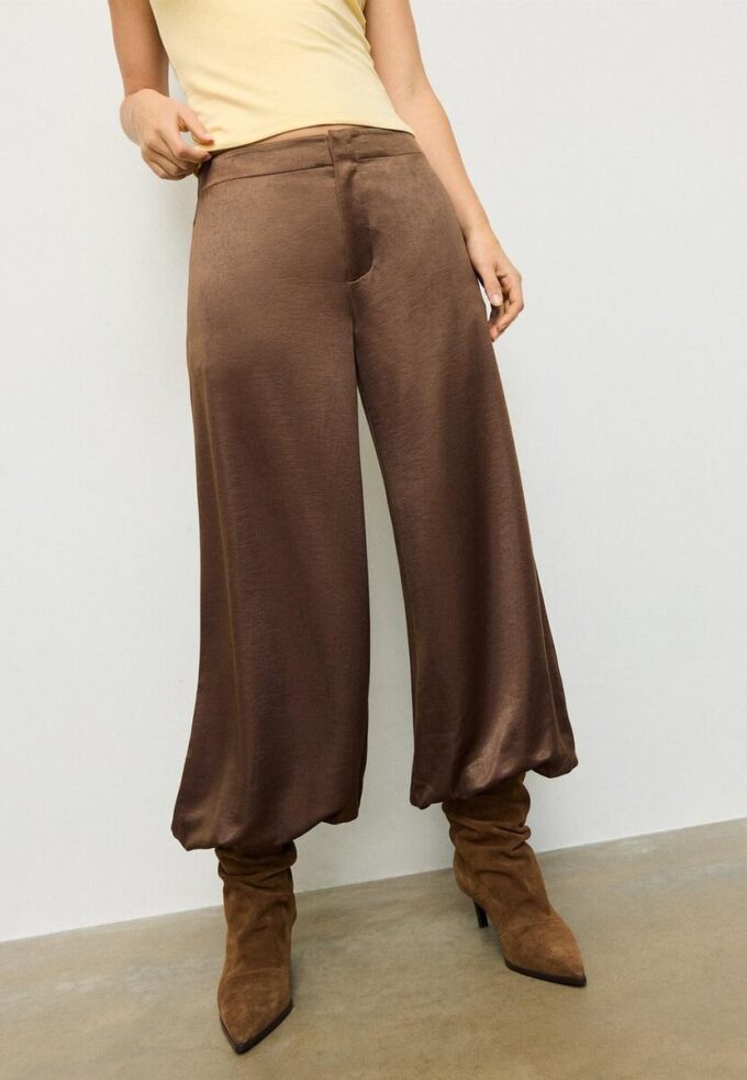 Pantalones acampanados de satén elegantes Pantalones acampanados de satén elegantes