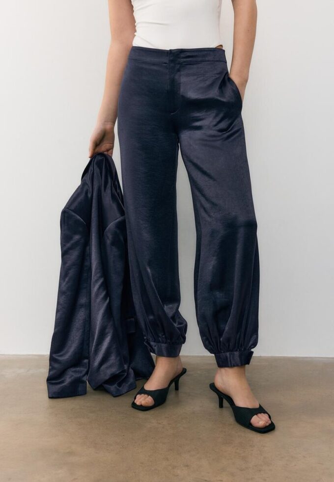 Pantalones acampanados de satén elegantes Pantalones acampanados de satén elegantes