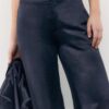 Pantalones acampanados de satén elegantes Pantalones acampanados de satén elegantes