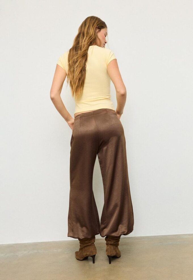 Pantalones acampanados de satén elegantes Pantalones acampanados de satén elegantes