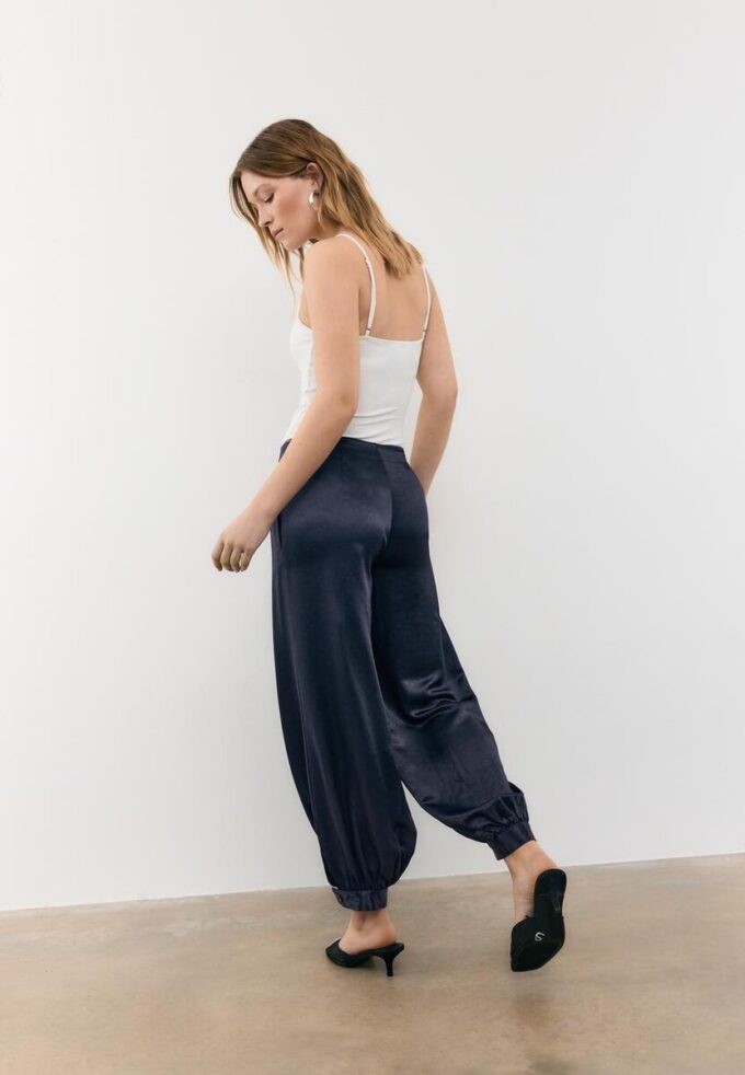 Pantalones acampanados de satén elegantes Pantalones acampanados de satén elegantes