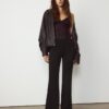 Pantalones acampanados de tacto suave con detalle de costura frontal Pantalones acampanados de tacto suave con detalle de costura frontal