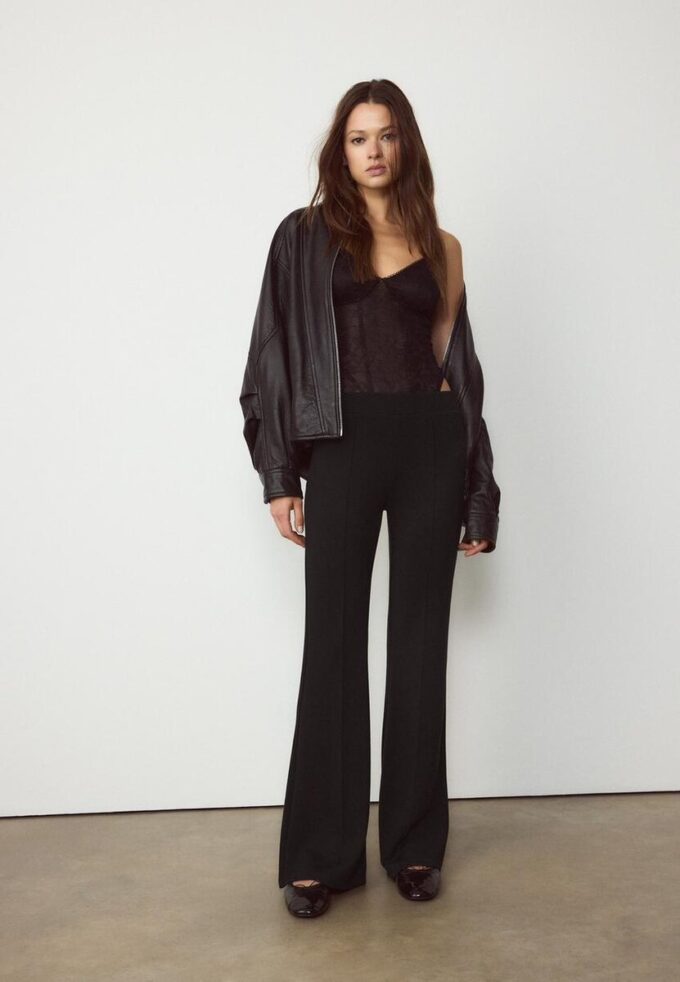 Pantalones acampanados de tacto suave con detalle de costura frontal Pantalones acampanados de tacto suave con detalle de costura frontal