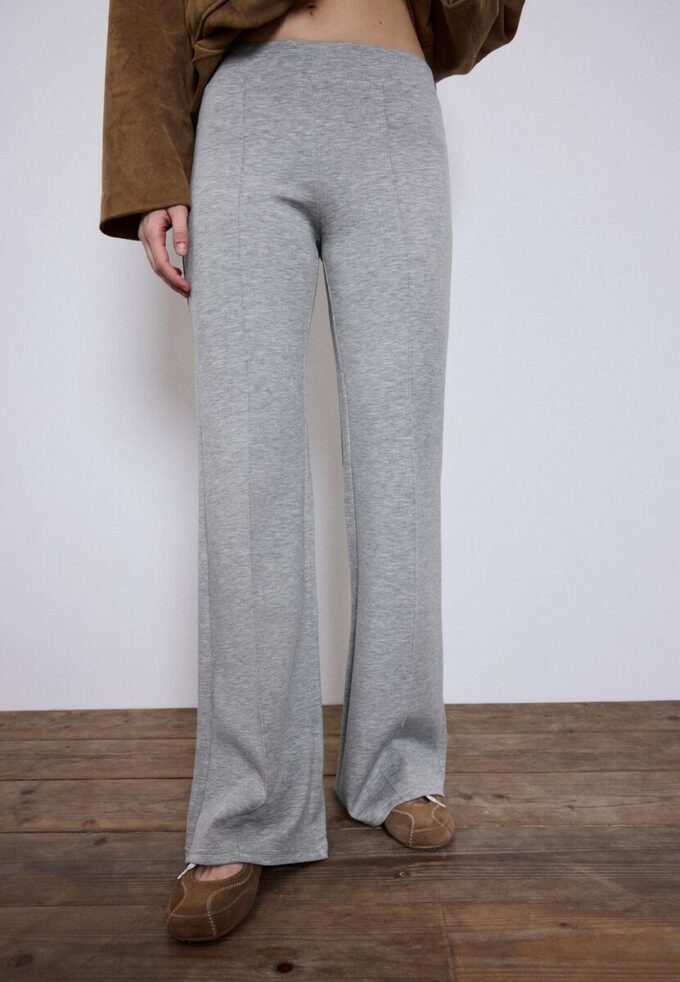 Pantalones acampanados de tacto suave con detalle de costura frontal Pantalones acampanados de tacto suave con detalle de costura frontal