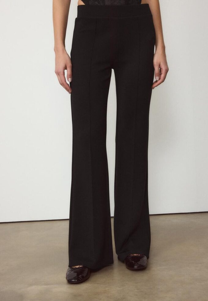 Pantalones acampanados de tacto suave con detalle de costura frontal Pantalones acampanados de tacto suave con detalle de costura frontal