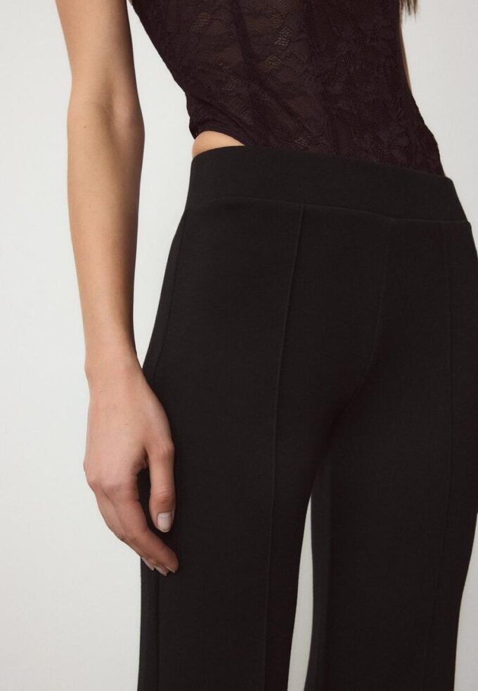 Pantalones acampanados de tacto suave con detalle de costura frontal Pantalones acampanados de tacto suave con detalle de costura frontal