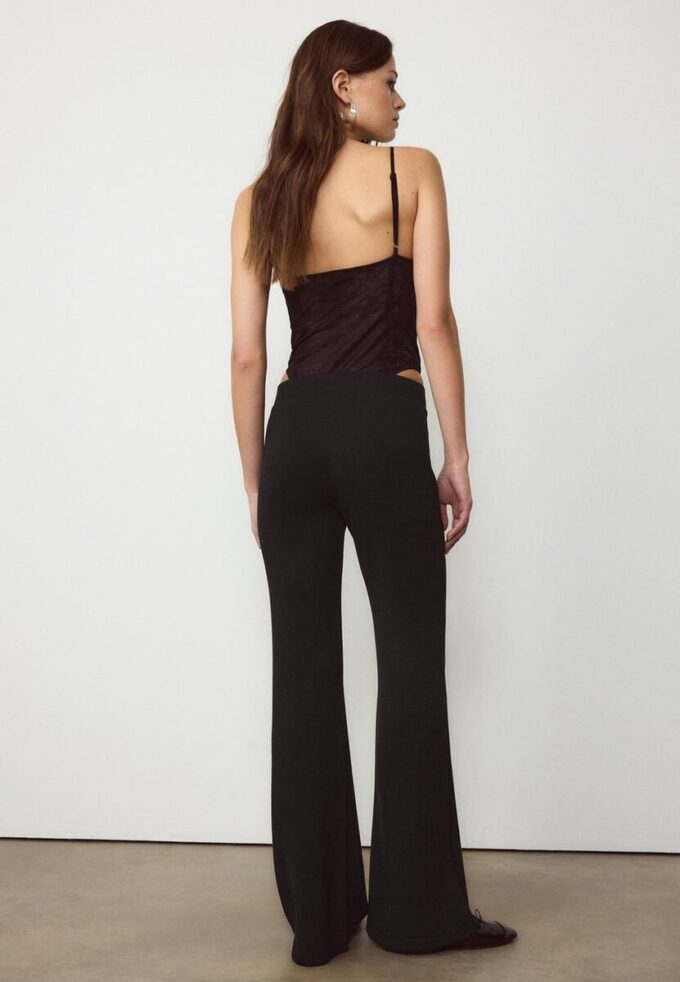 Pantalones acampanados de tacto suave con detalle de costura frontal Pantalones acampanados de tacto suave con detalle de costura frontal
