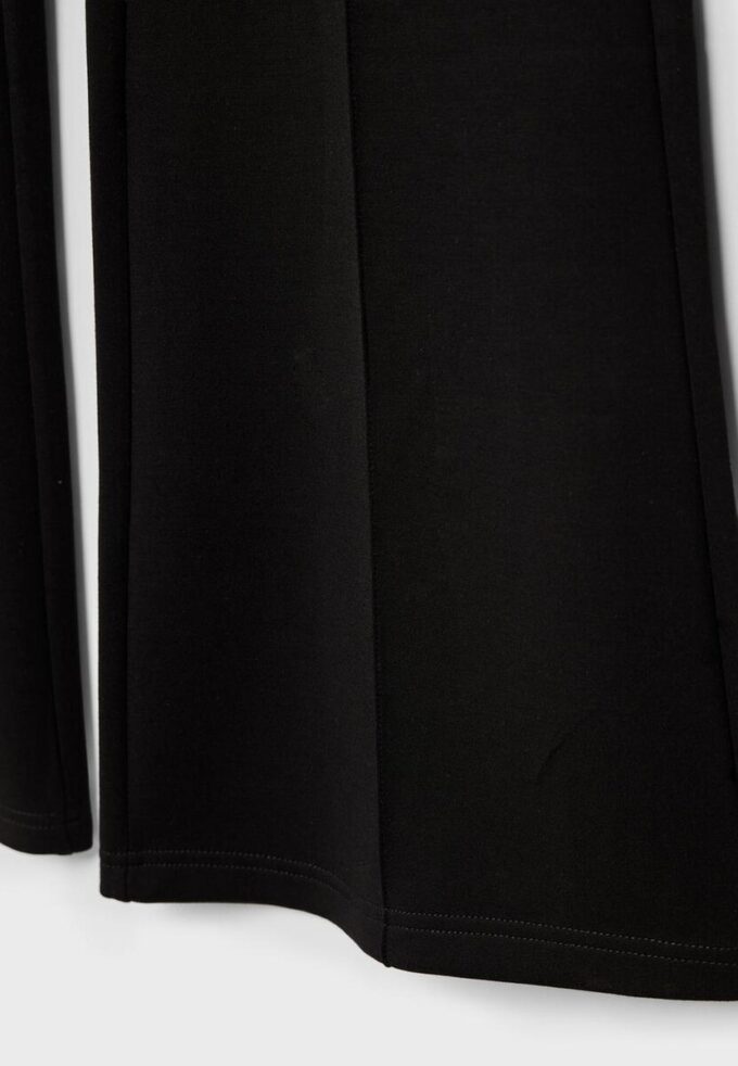 Pantalones acampanados de tacto suave con detalle de costura frontal Pantalones acampanados de tacto suave con detalle de costura frontal