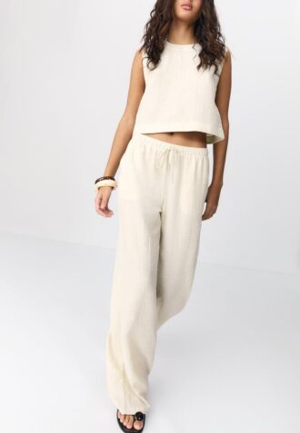 Pantalones con efecto lino y hilos metálicos fluidos