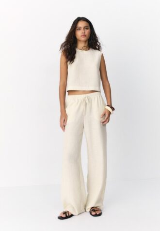 Pantalones con efecto lino y hilos metálicos fluidos
