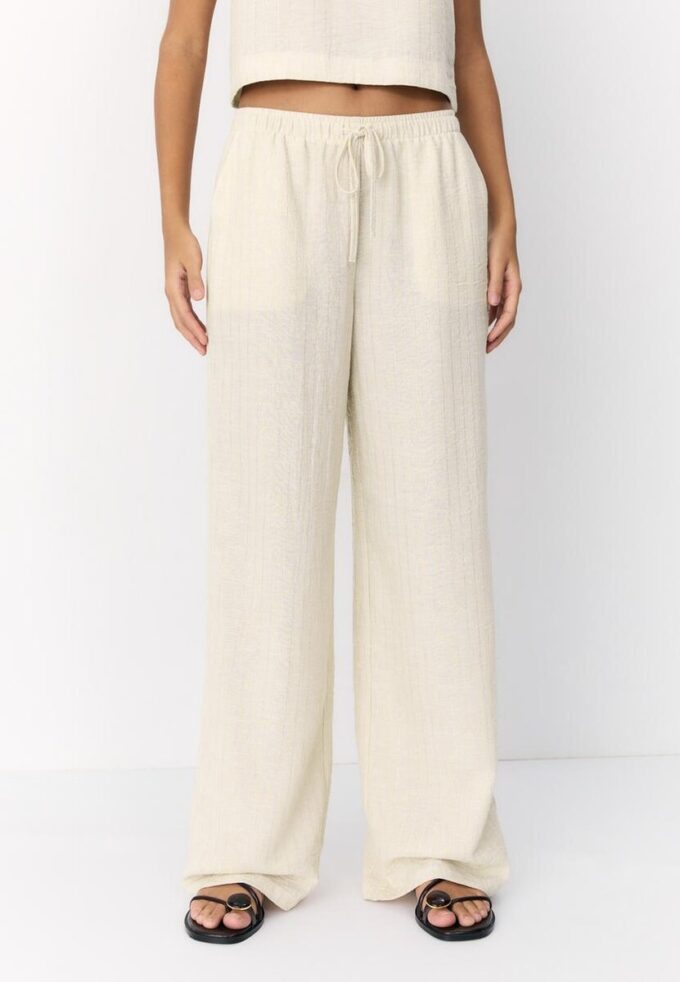Pantalones con efecto lino y hilos metálicos fluidos Pantalones con efecto lino y hilos metálicos fluidos
