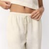 Pantalones con efecto lino y hilos metálicos fluidos Pantalones con efecto lino y hilos metálicos fluidos