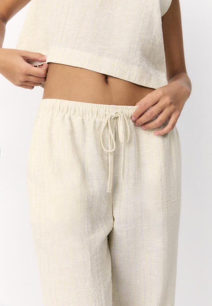 Pantalones con efecto lino y hilos metálicos fluidos Pantalones con efecto lino y hilos metálicos fluidos