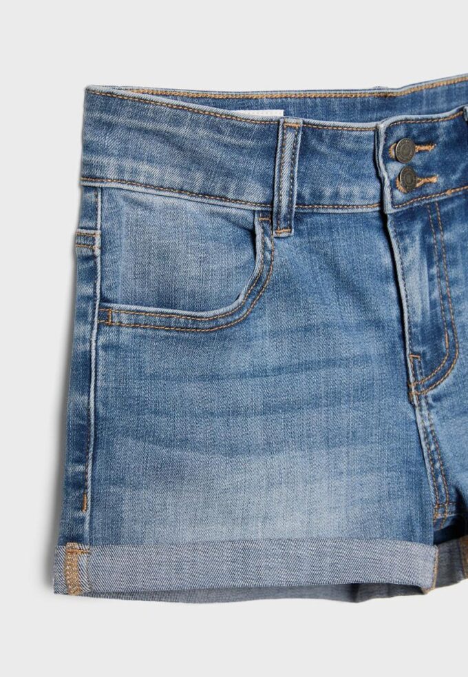 Pantalones cortos de mezclilla con dobladillo Pantalones cortos de mezclilla con dobladillo