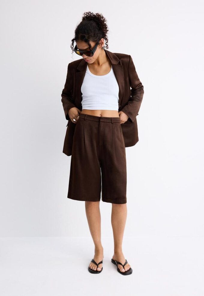 Pantalones cortos de satén con pinzas Pantalones cortos de satén con pinzas