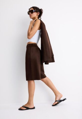 Pantalones cortos de satén con pinzas Pantalones cortos de satén con pinzas