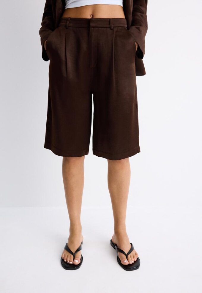 Pantalones cortos de satén con pinzas Pantalones cortos de satén con pinzas