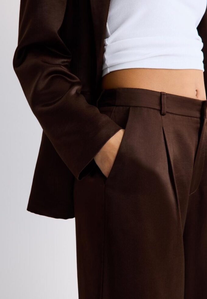 Pantalones cortos de satén con pinzas Pantalones cortos de satén con pinzas