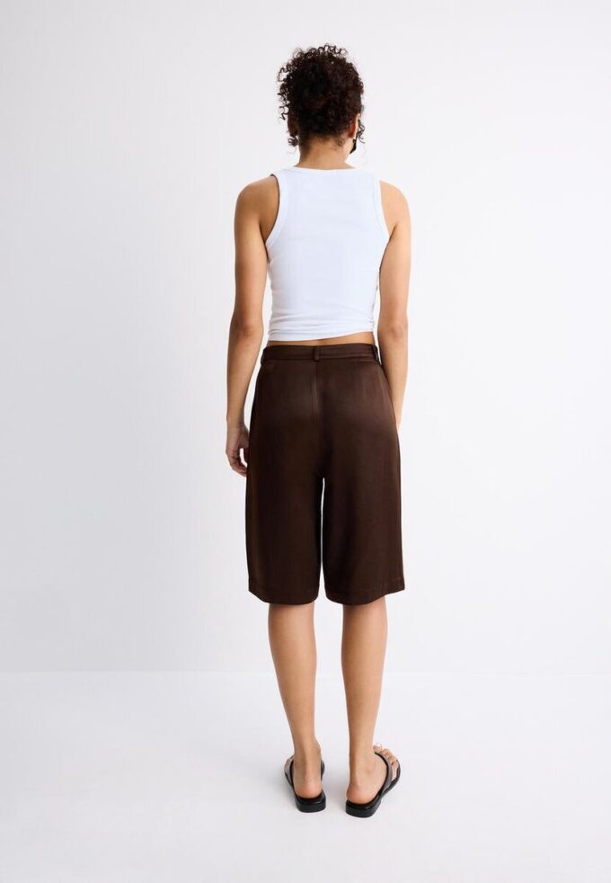 Pantalones cortos de satén con pinzas Pantalones cortos de satén con pinzas