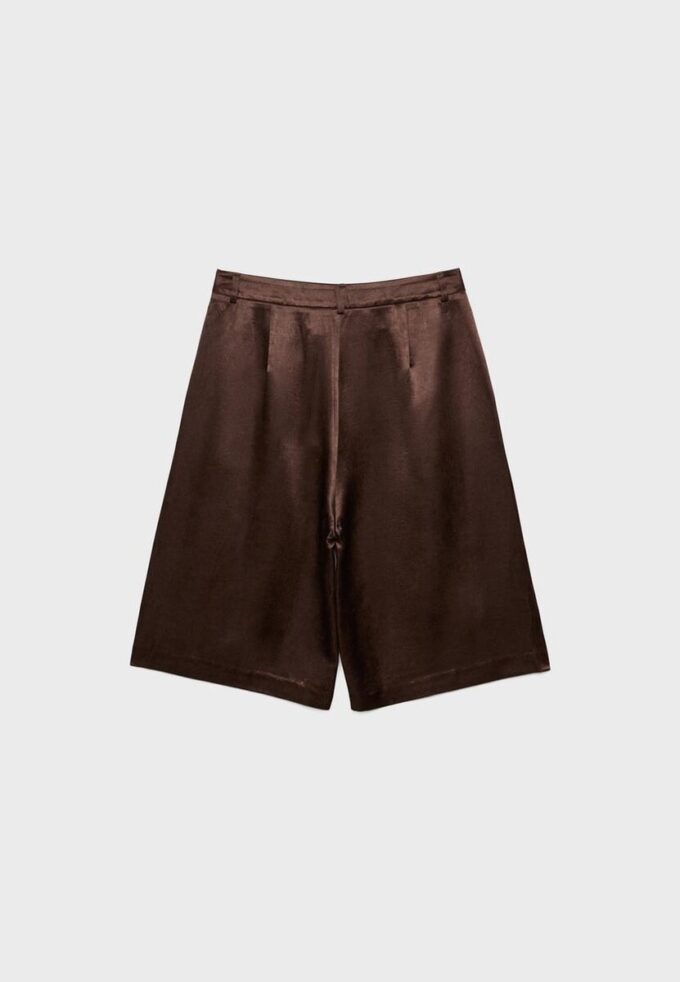 Pantalones cortos de satén con pinzas Pantalones cortos de satén con pinzas