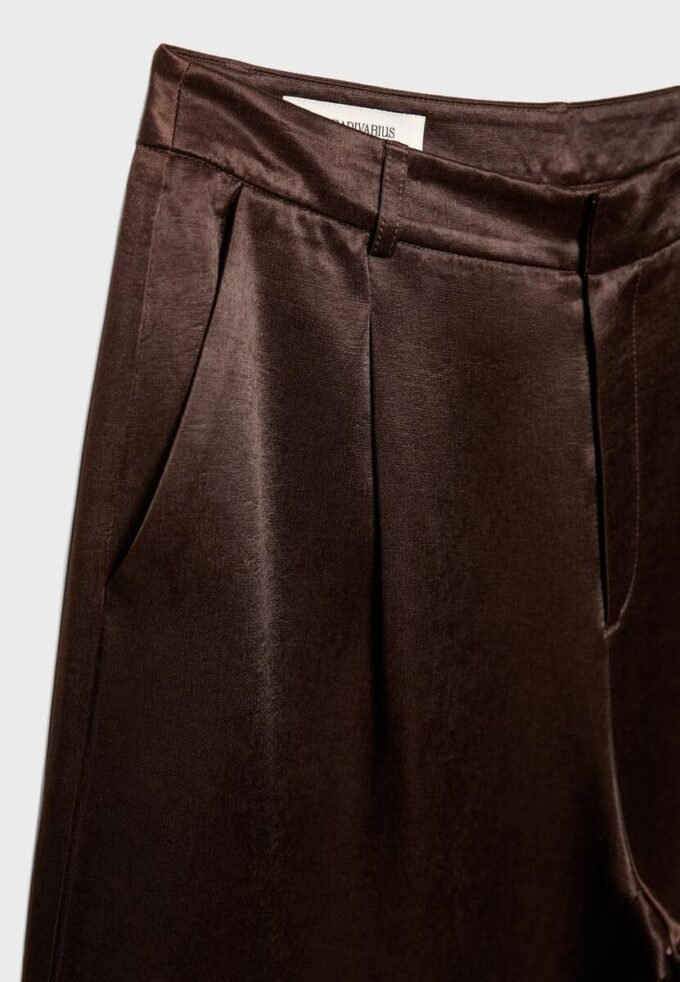 Pantalones cortos de satén con pinzas Pantalones cortos de satén con pinzas