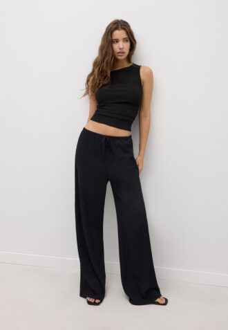Pantalones de corte recto con efecto arrugado