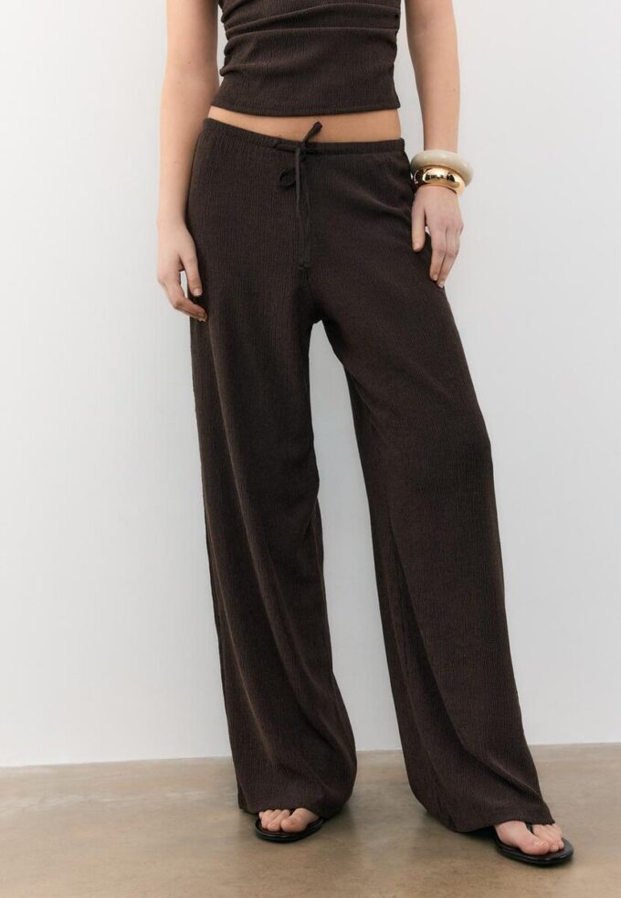 Pantalones de corte recto con efecto arrugado Pantalones de corte recto con efecto arrugado