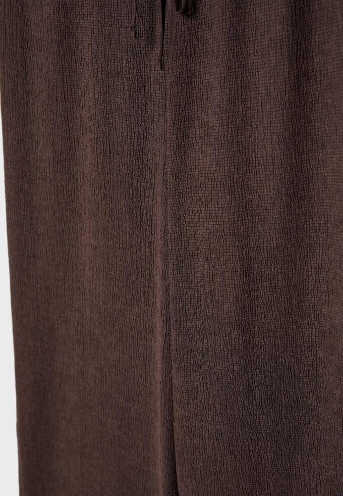 Pantalones de corte recto con efecto arrugado Pantalones de corte recto con efecto arrugado